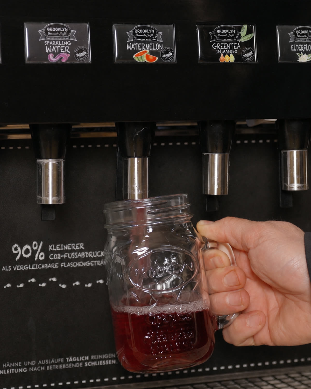 Mason jar die volloopt bij de lemonade-dispenser