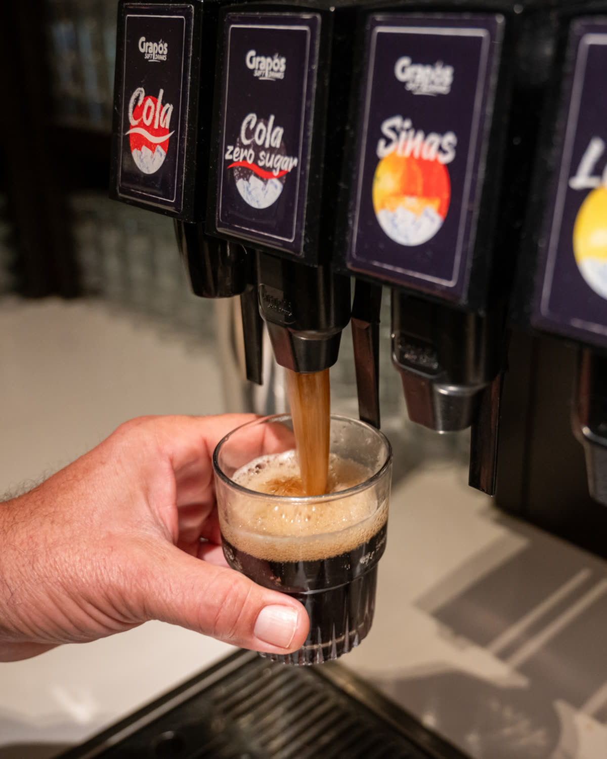 Glas cola dat volloopt onder de tap